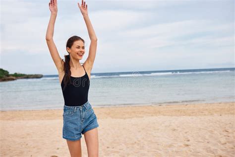 Mujer Atardecer Playa Viajar Mar Sonrisa Estilo De Vida Bikini Verano Correr Joven Imagen De