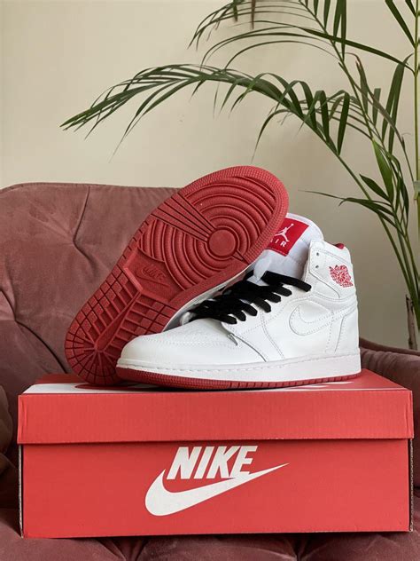 Купить Женские кроссовки Nike Air Jordan белые, кожаные, высокие ...