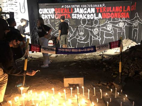 Klub Sepak Bola Bersatu Di Mural Gatsu Peringatan Tragedi Kanjuruhan