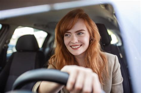 Belle Jeune Femme Au Volant De Sa Nouvelle Voiture Au Coucher Du Soleil