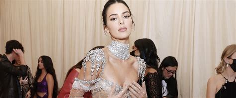 Những chiếc váy naked gây tranh cãi Kirei Hansamu