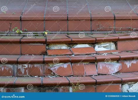 Vernielde Trappen Van Het Huis Of Trappen Met Gebroken Tegels Op De