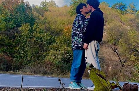 Pareja gay publicó su último beso en redes antes de suicidarse Solo eran dos personas amándose