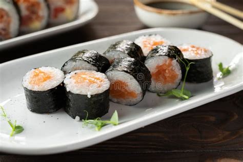 Rouleaux De Maki Avec Saumon Et Fromage Sur Plaque Blanche Menu Sushi