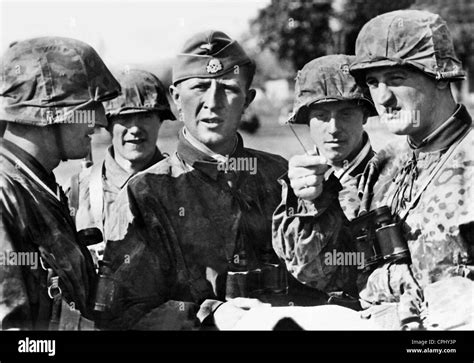 Soldaten Der Waffen SS An Der Ostfront 1942 Stockfotografie Alamy