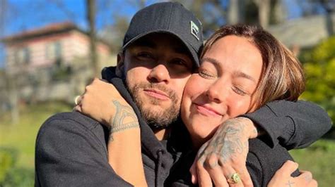 Carol Dantas mãe do filho de Neymar mostra Davi Lucca dando banho na