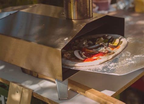 How To Use A Pizza Peel 5 Tips From A Pro Pala Pizza Ovens