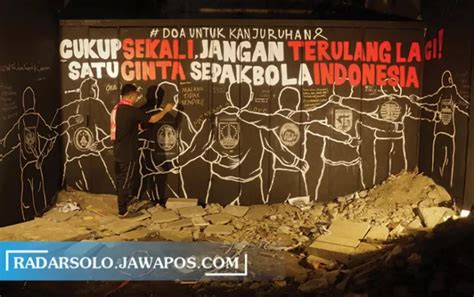 Mural Mengenang Tragedi Kanjuruhan Waktunya Saling Berangkulan Radar