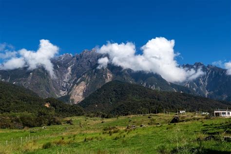 Vista Del Monte Kinabalu En La Monta A M S Alta De Kundasang Ranau