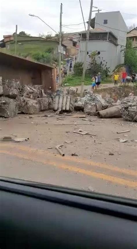 Carreta Derruba Placa De Sinaliza O Na Br Em Sabar Na Grande Bh