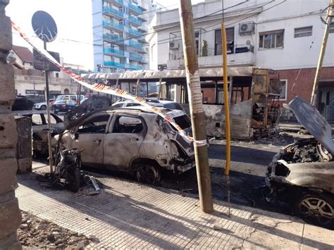 Se Incendiaron Un Colectivo Cuatro Autos Y Una Moto En Villa Del