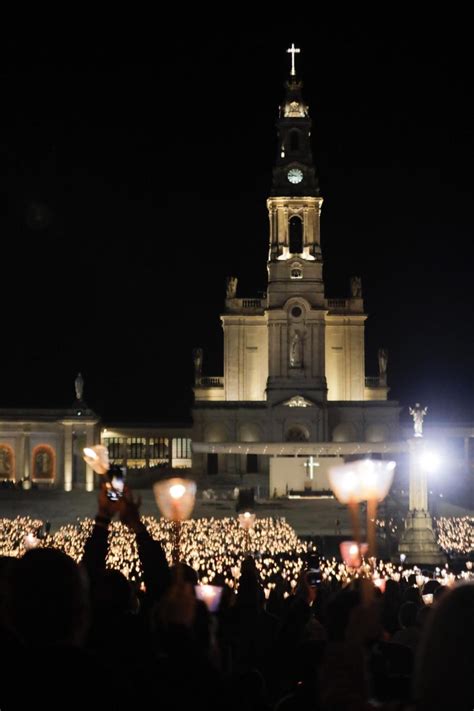 Miles De Fieles Llegan Al Santuario De Fátima Para La última