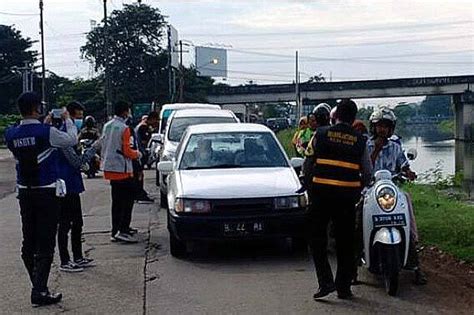 Tol Cikampek Ditutup Arus Balik Ke Jakarta Penuhi Jalur Tikus Karawang