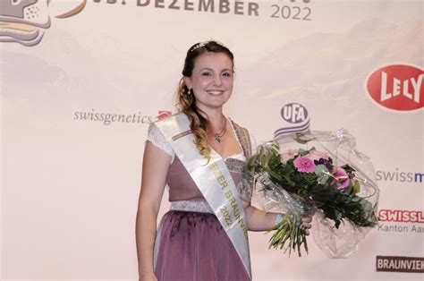 Der Schweizer Bauer Alessia Sonderegger Ist Braunviehkönigin