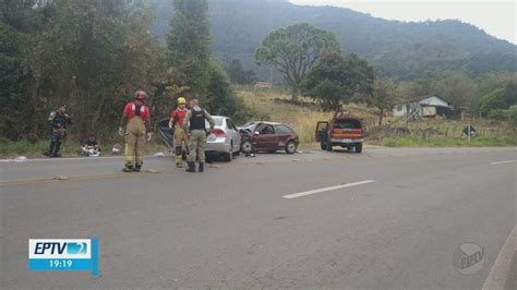 Carros Batem De Frente E Quatro Pessoas Ficam Feridas Na Br Em