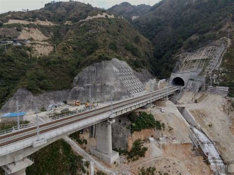 成昆铁路复线峨冕段全线轨通