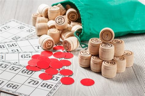 Barils De Loto En Bois Avec Cartes De Jeu De Sac Et Jetons Rouges