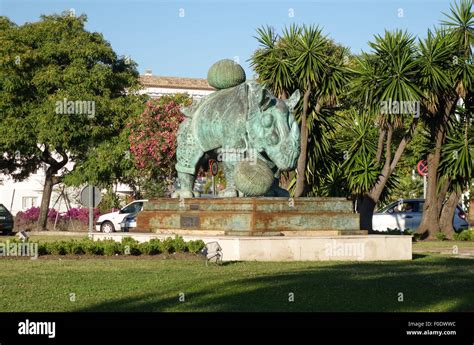 Statue Puerto Banus Marbella Andalusia Fotos Und Bildmaterial In