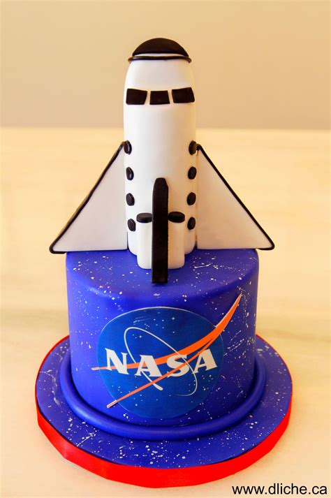 Un Super Gâteau Nasa Avec Une Navette Spatiale A Super Nasa Cake With