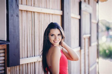 Mujer De La Belleza En Bikini Rojo Imagen De Archivo Imagen De Rizado Modelo 151681683