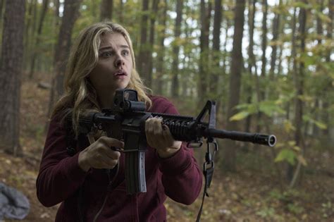 New The 5th Wave Featurette Clips Images And Posters The 5th Wave Movie The 5th Wave Chloe