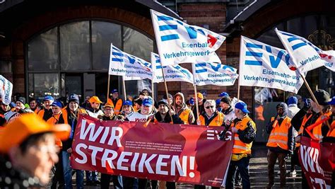 Schon Wieder Stillstand Im Land Wie Streiks Bei Bahn Und Flughafen