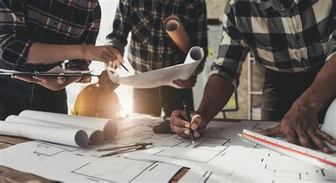 Equipe de engenheiros e arquitetos trabalhando de mãos dadas para