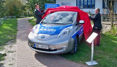 Nissan Leaf Elektroauto Streifenwagen Auf Hiddensee Bilder Ecomento De