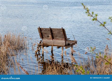 Banc Pour Un P cheur Sur La Rivi re Photo stock Image du pêcheur