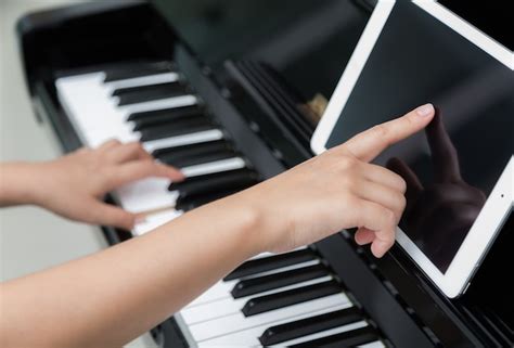 Femme Avec Tablette Apprendre à Jouer Du Piano Photo Gratuite