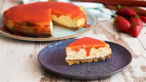 Rhabarber Käsekuchen mit Erdbeeren und Butterkeksboden