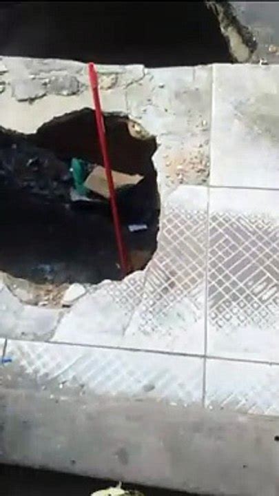 VÍDEO Moradores denunciam cratera que se abriu após chuvas no bairro