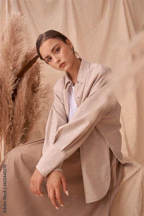 Foto De Fall Fashion Portrait Brunette Girl With Pony Tail And Natural