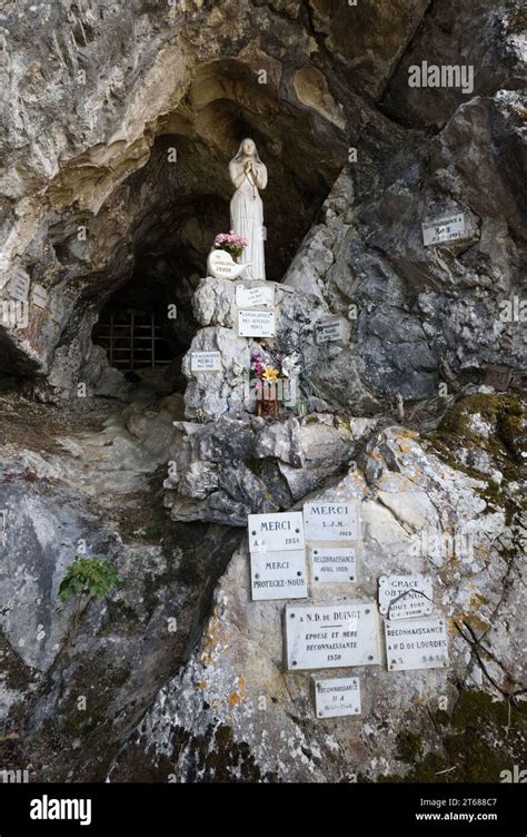 Cueva Sagrada Gruta O Gruta De Notre Dame Du Lac Con Ex Votos De La