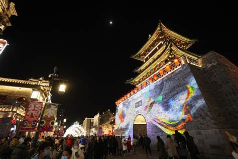 太原千年古街钟楼街夜景美轮美奂，游客摩肩接踵，络绎不绝钟楼千年古街夜景新浪新闻