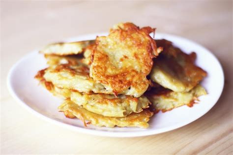 Tortitas De Patata Caseras En Un Plato Blanco Sobre Una Mesa De Madera