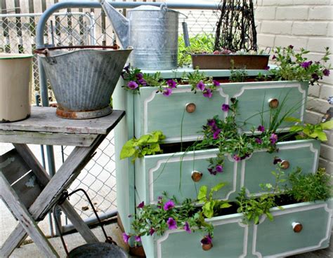 48 pots de fleurs en objets de récup pour en décorer le jardin