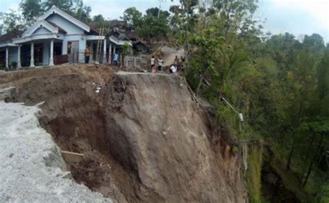 Foto Video Amatir Detik Detik Terjadinya Bencana Alam Tanah Longsor