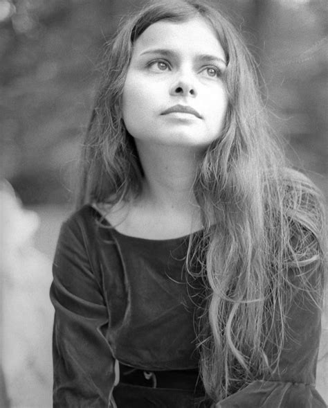 Review Mazzy Star Singer Hope Sandoval Shines With The Warm Inventions