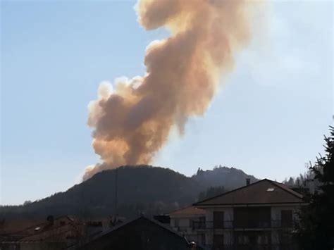 Bruciano I Boschi Del Nord Italia Devastato Il Sacro Monte Di Belmonte