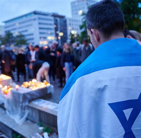 Hunderte Erinnern An Opfer Des Terrorangriffs Auf Israel Welt