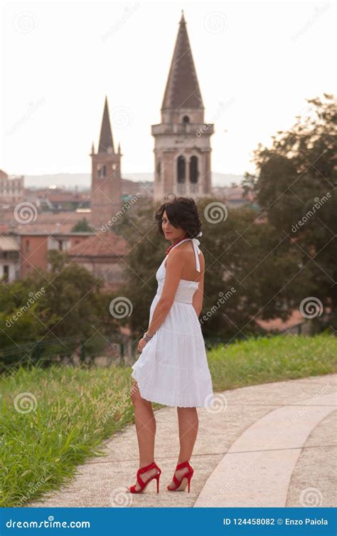 Senhora O Vestido Branco Curto E As Sapatas Vermelhas Saltos