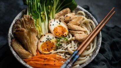 Ramen Aux Ufs Mollets Chou Chinois Nouilles Champignons Et Poulet