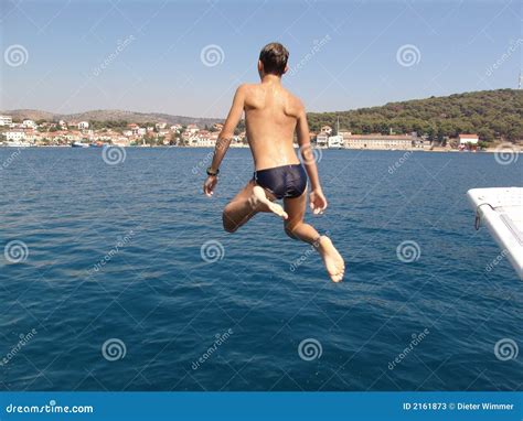 El Muchacho Que Salta En El Mar Imagen De Archivo Imagen De Ciudad