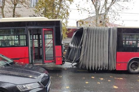 Prepolovio Se Gradski Autobus U Beogradu Video