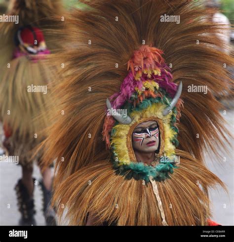 Traditionelle Indonesische Tracht Fotos Und Bildmaterial In Hoher