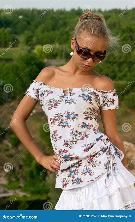 Fille Blonde Dans Des Lunettes De Soleil Image Stock Image Du Gentil Sunglasses