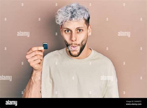 Junger Hispanischer Mann Mit Modern Gefärbten Haaren Die Sdxc Karte