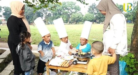 10 Momen Ucok Baba Jualan Sosis Bakar Di Pinggir Jalan