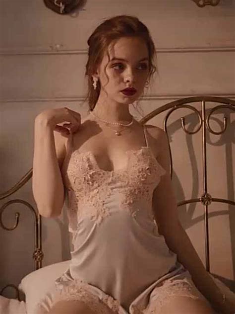 Oem Sexy Thong Set Corset Seductive Women Lingerie Open Cup Customized Logo White Busty Shaper